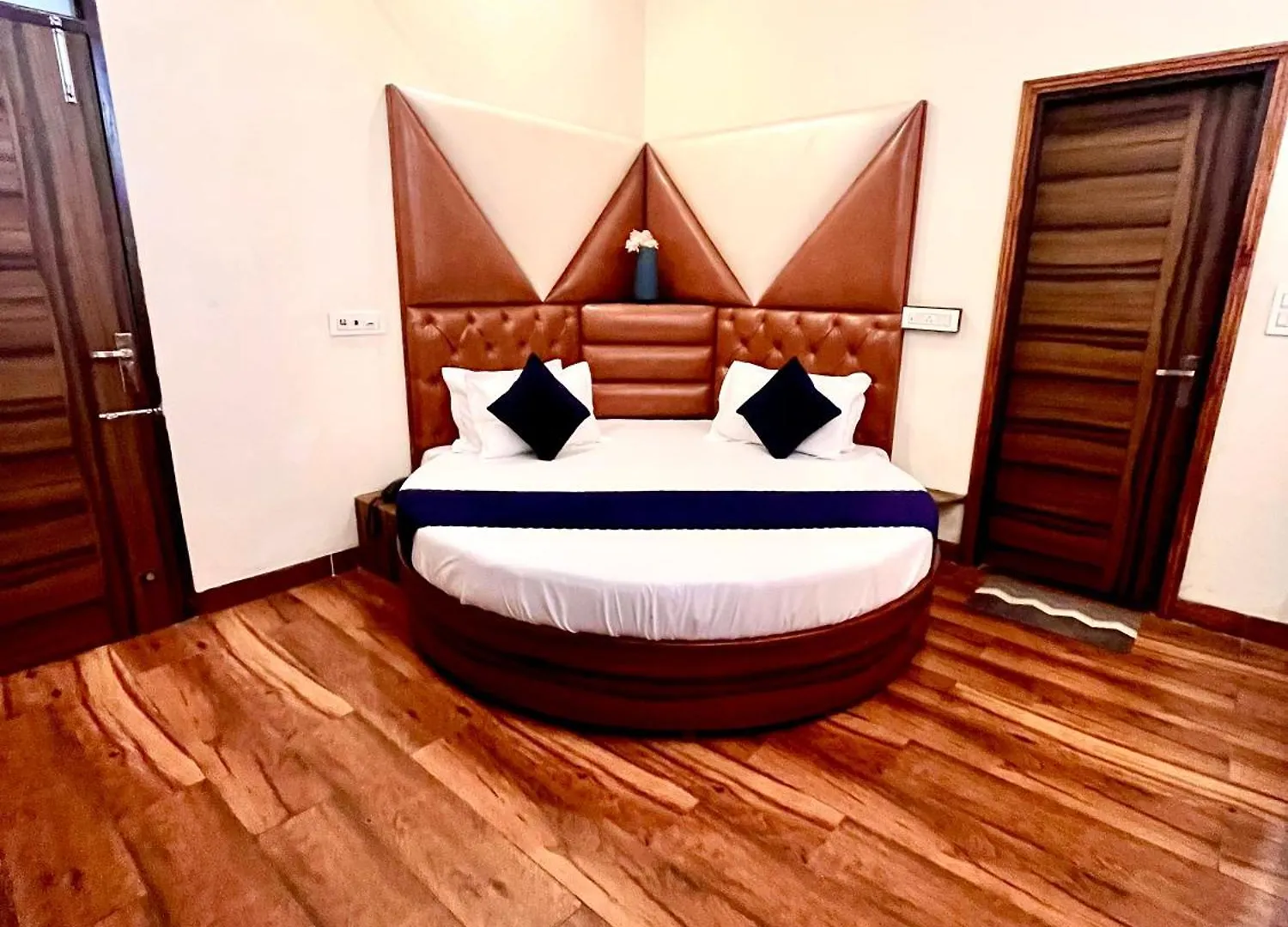 Hotel Woodcrest Zirakpur Chandigarh- Best Family Hotel - Luxurious Rooms - Unit Of Sidham Group